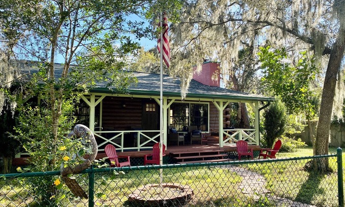 Boyette Cabin | Log Cabin on Wooded Acre Near Tampa