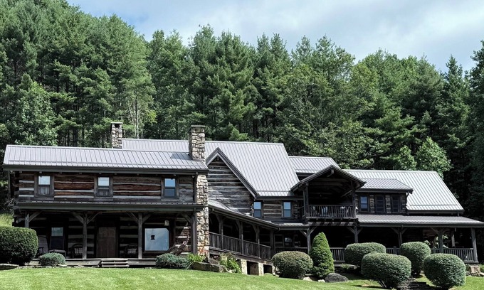 Altamont House | Log Cabin with Mountain Views, Hot Tub & Huge Yard
