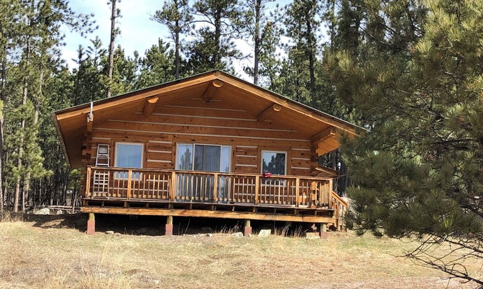 Custer Cabin | Log cabin with WiFi in quiet community above Custer.