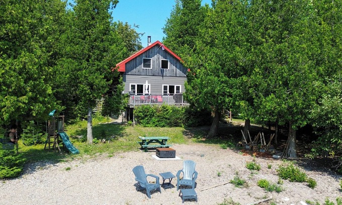 Manitoulin District Cottage | Log Cottage on Lake Huron – Peaceful South Shore Escape on Manitoulin Island.