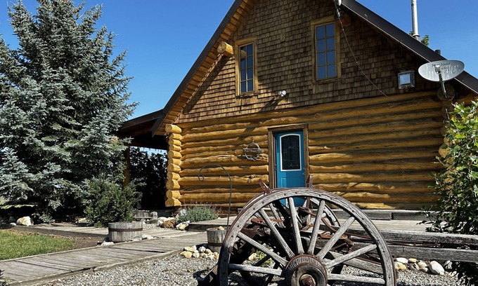 Calgary Cabin | Log Home Quiet and close to Calgary