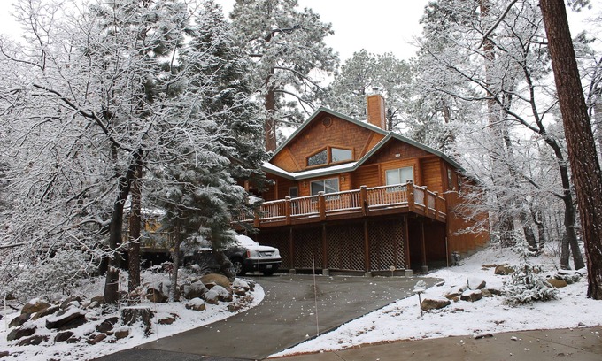 Big Bear Lake Cabin | Log Style Cabin in Moonridge, 3bd, 3ba, Sleeps 9, Walk To Slopes, Ntl. Forest