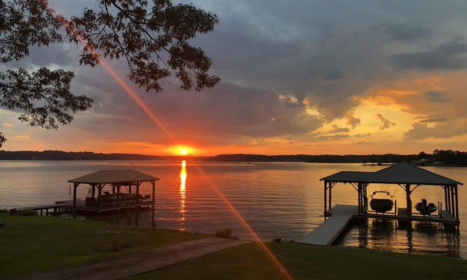 Talladega House | Logan Martin Lake- 3/2 waterfront home with breathtaking views and calm waters