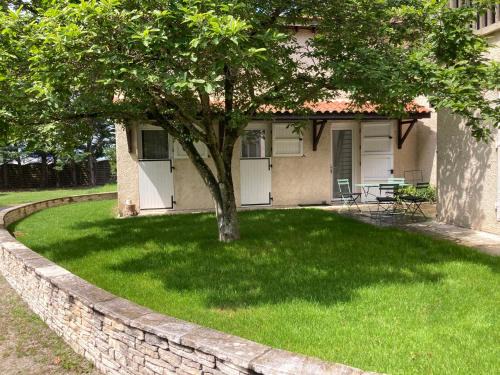 Andrezieux-Boutheon Apartment | Logement type 2 dans un parc verdoyant
