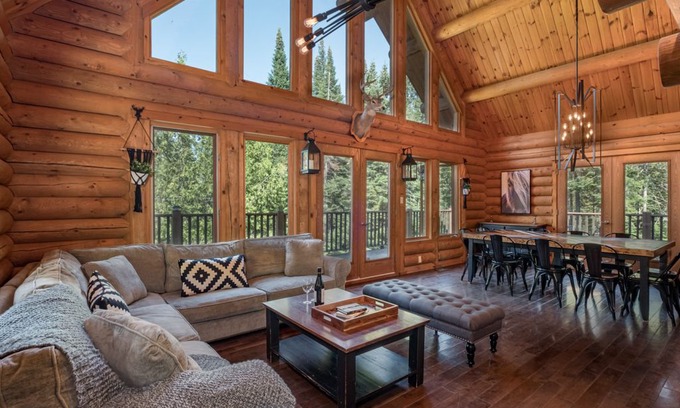 Labelle Villa | LogHouse/Spa/Nature/near Mont Tremblant/16 persons