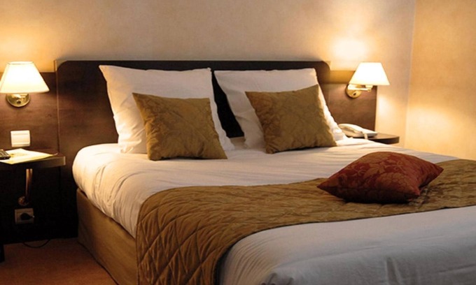 Vernantes Hotel | Logis Hôtel Le Pélican & son restaurant