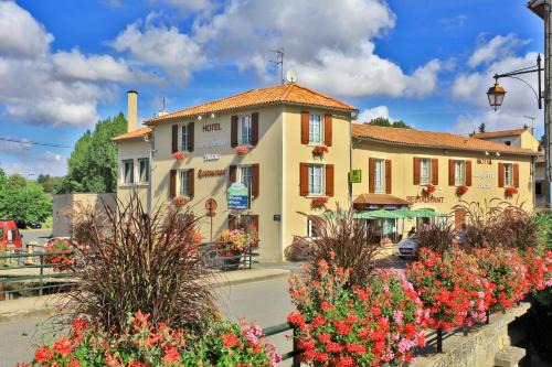 Vouille Hotel | Logis Hôtel & Restaurant Le Cheval Blanc et Clovis