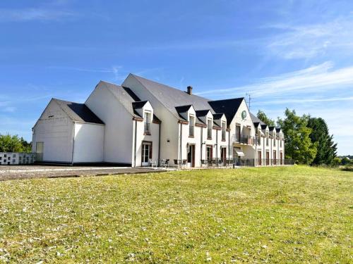 Saint-Pere-sur-Loire Hotel | Logis Hôtel Sully le Château