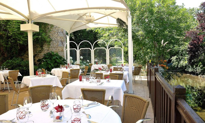 Vouille Hotel | Logis Le Cheval Blanc et Clovis