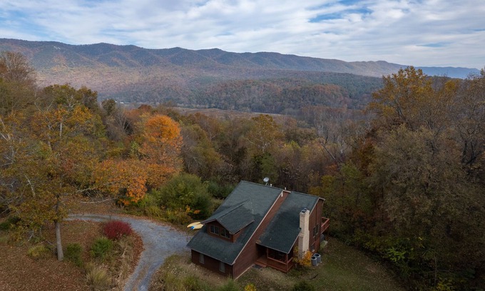 Rileyville House | Lone Bear Cabin: Lv2 EV, WiFi, River Access, Mountain Views, fireplace, hot tub
