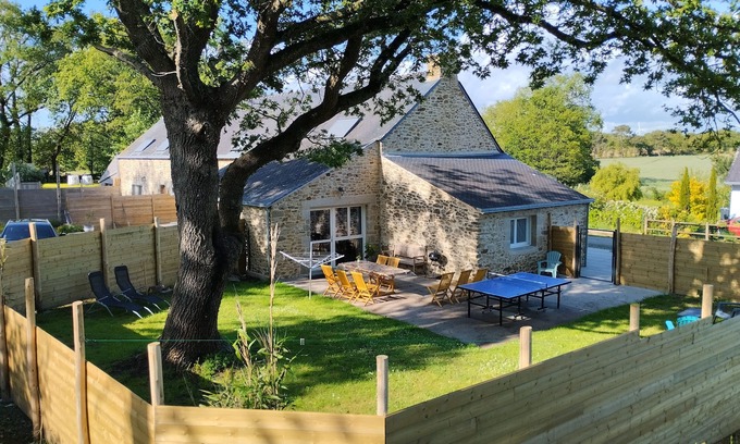 Ambon House | Longère PMR in dead-end enclosed garden. 15 minutes from the beaches and Golf du Morbihan