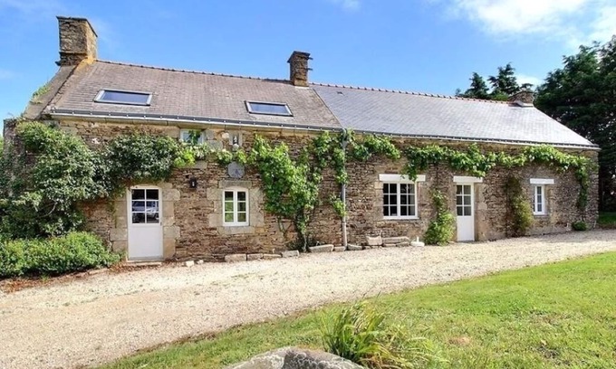 Surzur House | Longère renovated between land and sea. Large garden in the countryside.