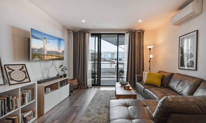 Braddon Apartment | Lonsdale St 1-Bed Unit with Study Area and Parking