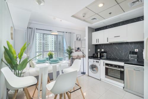 Dubai Marina Apartment | Look at me! I'm close to the beach!