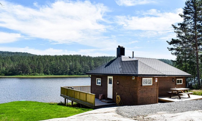 Evje House | Look forward to a dream vacation in the vacation home directly on the water.