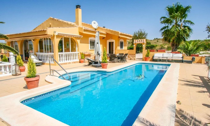 Abanilla House | Look forward to a tasteful vacation villa in the mountainous hinterland in southeastern Spain.