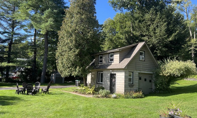 East Glenville Cottage | Looking for a getaway? This is the perfect cottage for you. Pet friendly!