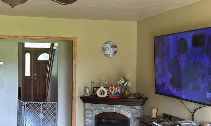 Oconomowoc House | Looking for a large home with acres during RNC? Great trails and backyard