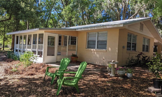 Crescent City House | Looking for a quiet place to stay? Consider The Ollie Vee in Crescent City, FL