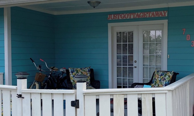 Sleepy Hollow Cottage | Looking to Just Get Away? Cute Cottage with Pool. Close to the Beach!
