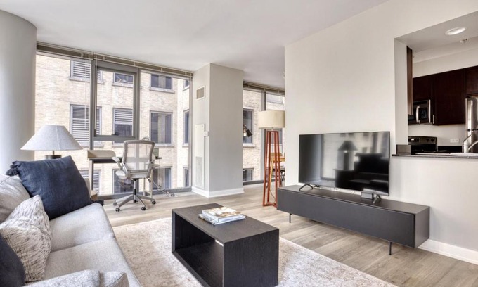 Downtown Chicago Apartment | Loop 1BR w gym pool lounge 1 block from L CHI-671