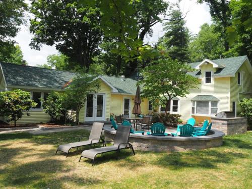 Sister Lakes House | Lorlee - A Large And Luxurious Lakefront Cottage!