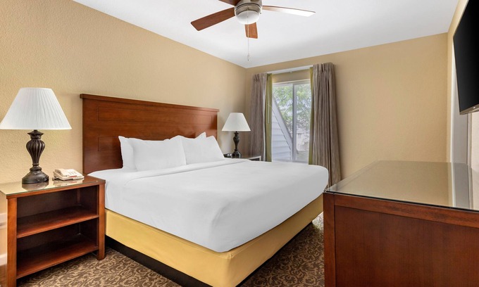 Berkeley House | Lots of Activities to Enjoy! 2 Units, Indoor & Outdoor Pools, Free Parking