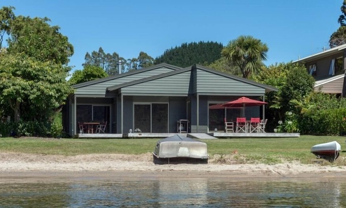 Lake Okareka House | LOUNGE TO LAWN TO LAKE - WATERFRONT