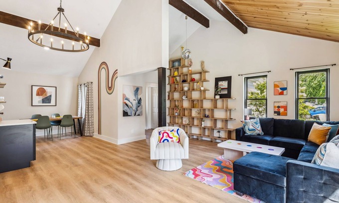 Detroit - Shoreway House | Love by the Lake - 3 bedroom Boho Bungalow in the Heart of The Shoreway