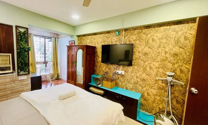 Bandra West Apartment | Lovely 2-bedroom apartment with WiFi, AC at Hill Road, Bandra west.