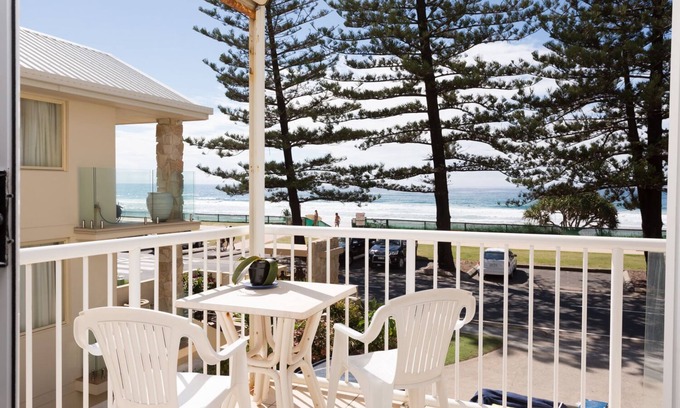 Miami Apartment | Lovely 2-bedroom beachfront unit with pool