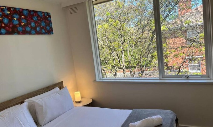 Toorak Apartment | Lovely 2 Bedroom Unit with HotTub,FreeWiFi Netflix