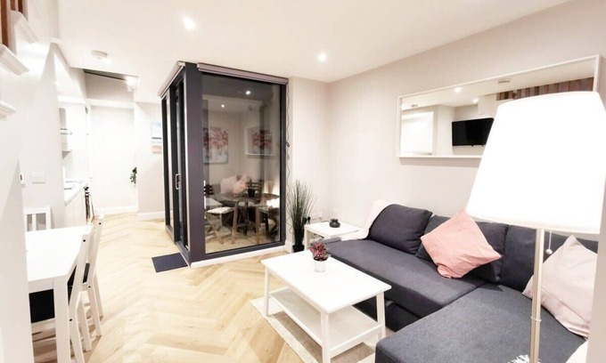 Portobello House | Lovely 2bed HOUSE with patio & fast reliable WIFI