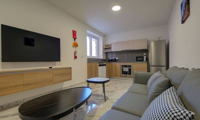 Bugibba Apartment | Lovely 2BR home with WIFI & AC in St Pauls Bay