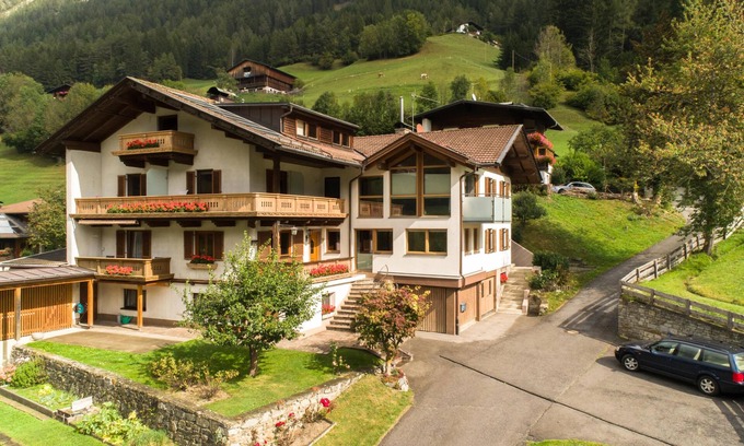 Matrei in Osttirol Apartment | Lovely apartment with balcony and ski storage