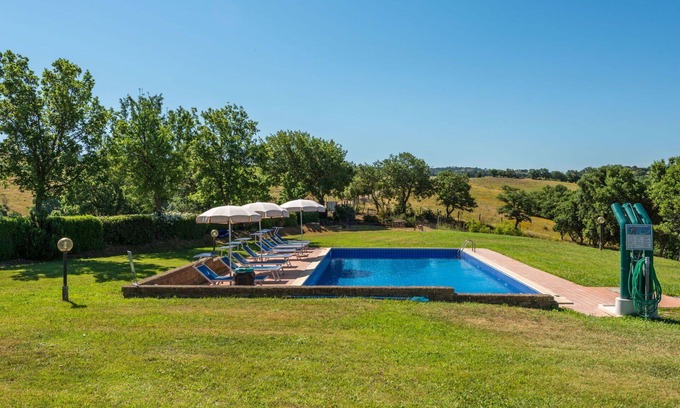 Scansano Villa | Lovely apartment in villa for 6 people with WIFI, pool, TV, patio, pets allowed and parking