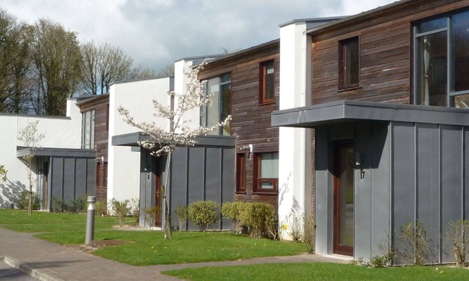 Castlemartyr Apartment | Lovely apartment for 4 guests with WIFI, TV, pets allowed and parking