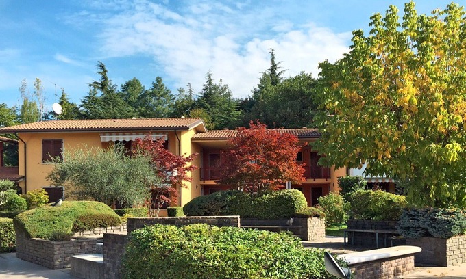 Colà Di Lazise Apartment | Lovely apartment for 3 guests with A/C, pool, TV, balcony, pets allowed and parking