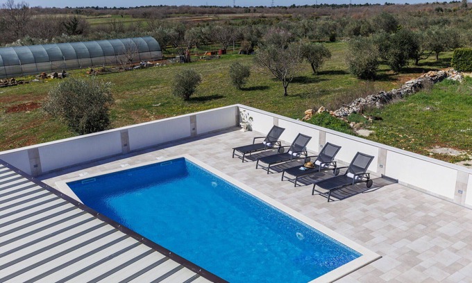 Umag Apartment | Lovely apartment for 4 people with hot tub, A/C, WIFI, TV and terrace