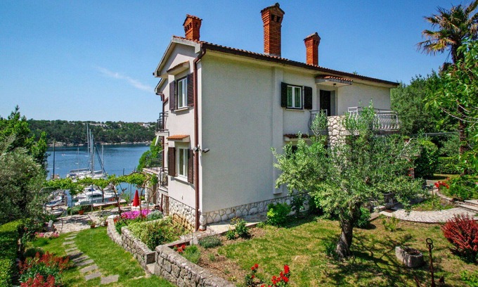 Municipality of Omisalj Apartment | Lovely apartment for 5 guests with A/C, WIFI, TV, terrace and pets allowed