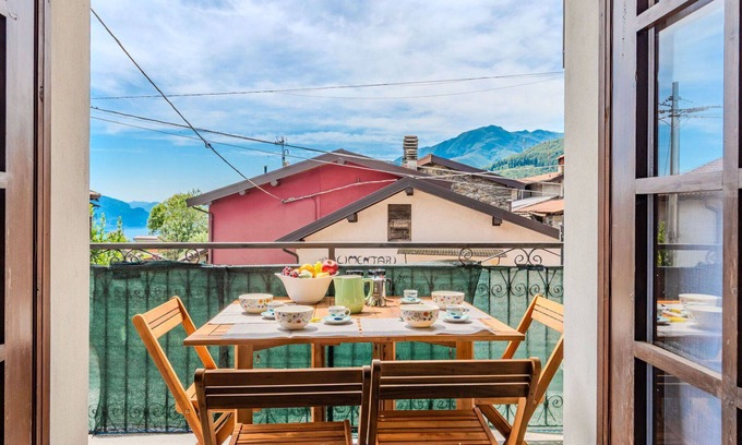 Peglio Apartment | Lovely apartment for 5 people with WIFI, TV, patio and pets allowed