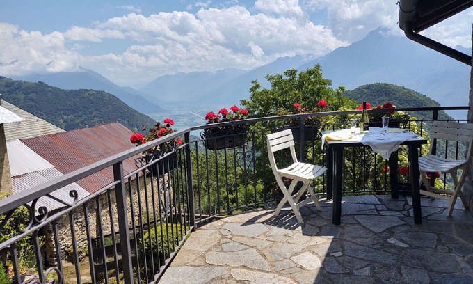 Peglio Apartment | Lovely apartment for 7 people with WIFI, TV, patio and pets allowed