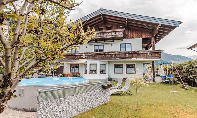 Goldegg Apartment | Lovely apartment for 8 guests with WIFI, pool, TV, balcony and pets allowed