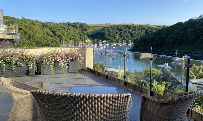 Newton Ferrers Apartment | Lovely apartment for 4 guests with WIFI, terrace and parking