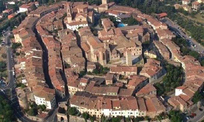 Lucignano Apartment | Lovely apartment for 2 people with pool, WIFI, A/C, close to Montepulciano