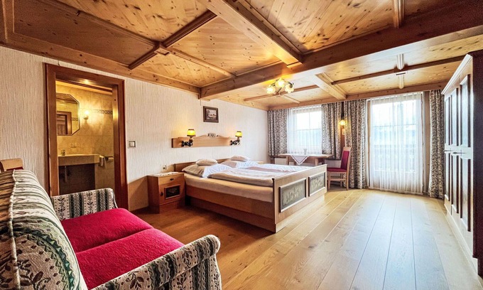 Ramsau am Dachstein Villa | Lovely apartment in villa for 2 guests with WIFI, TV, balcony, pets allowed and parking