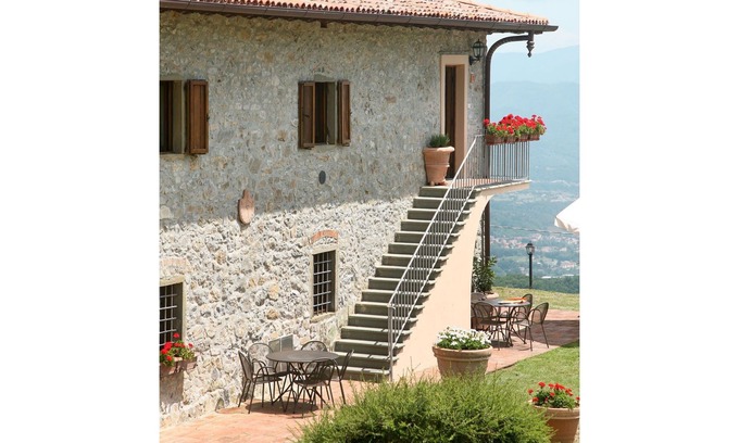 Molazzana Villa | Lovely apartment in villa for 5 people with pool, WIFI, TV, patio, pets allowed and parking