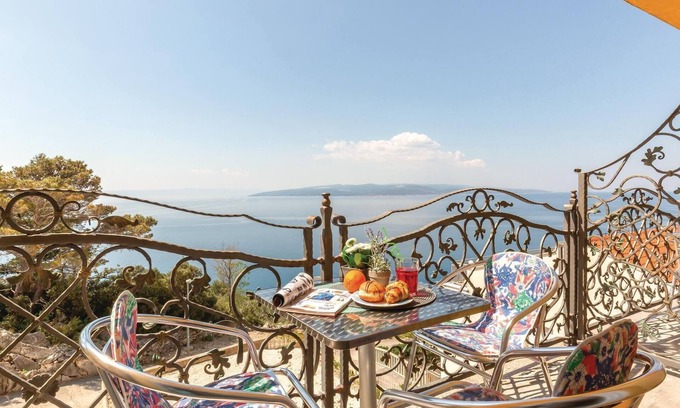 Bratus Apartment | Lovely apartment in Krvavica with WiFi