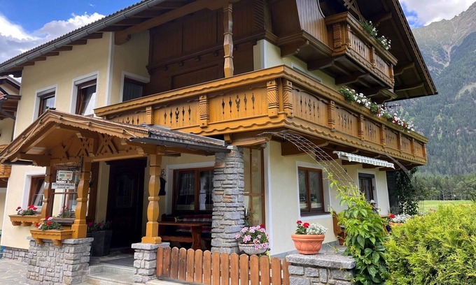 Laengenfeld Villa | Lovely apartment in villa for 4 guests with WIFI, TV, balcony, pets allowed and parking