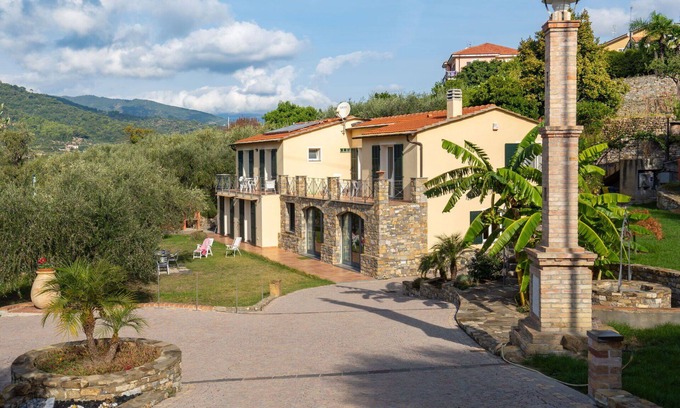 Costa dʼOneglia Villa | Lovely apartment in villa with WIFI, TV, patio, pets allowed, panoramic view and parking